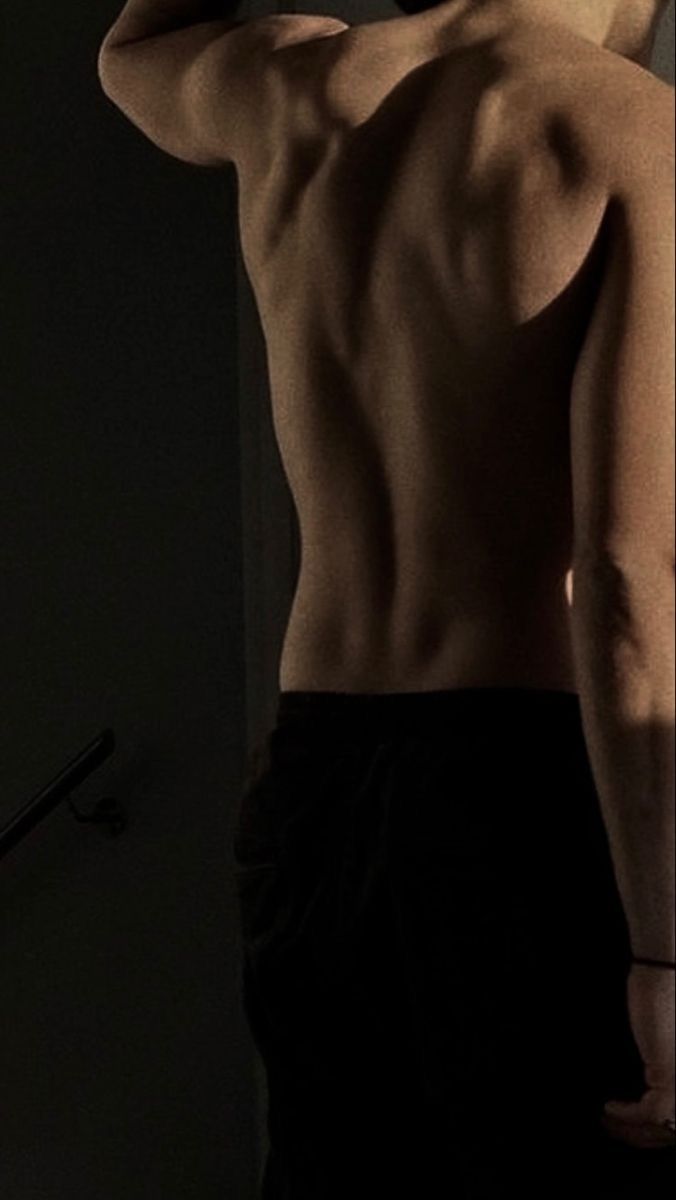 "Geri çekildiğimde omzum birine çarptı. Daha bakmadan kim olduğunu biliyordum çünkü Efes kadar uzun boylu bir adamın yukarı bakarak gördüğü tek isim Kunt Vidar Karyeli'ydi."
#siyam