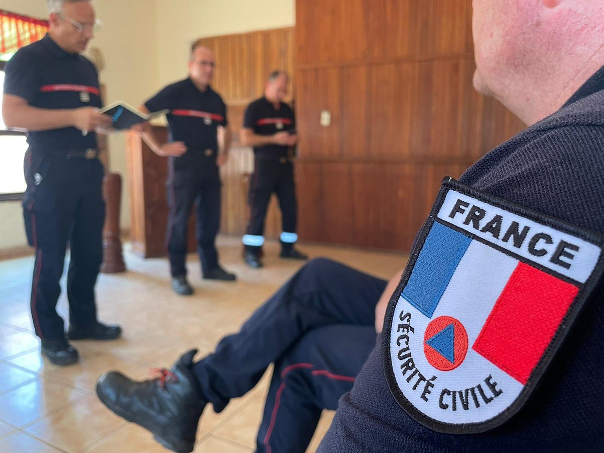 SDIS40's tweet photo. Le détachement français dans lequel le @Sdis40 a pris part réalise des actions de formation et d'instruction aux #pompiersforestiers Boliviens
Avec également des #operations de reconnaissance aérienne à la frontière brésilienne dans un avion affecté par l'armée Bolivienne https://t.co/xqtqU78hoM