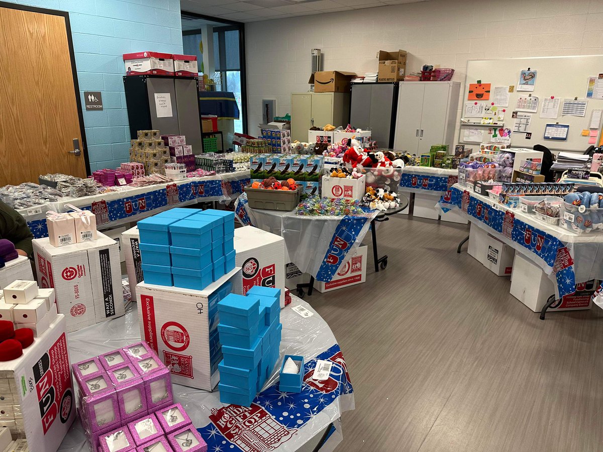 TallmadgeK5PTA's tweet photo. Our wonderful Holiday Shop Crew worked hard today making sure everything is ready for next week!

You can send your student with cash or check ( made payable to Tallmadge Elementary PTA), or you can go online and add funds to your students account at:
https://t.co/wCGmNDidYb https://t.co/7WCZ7Nk65J