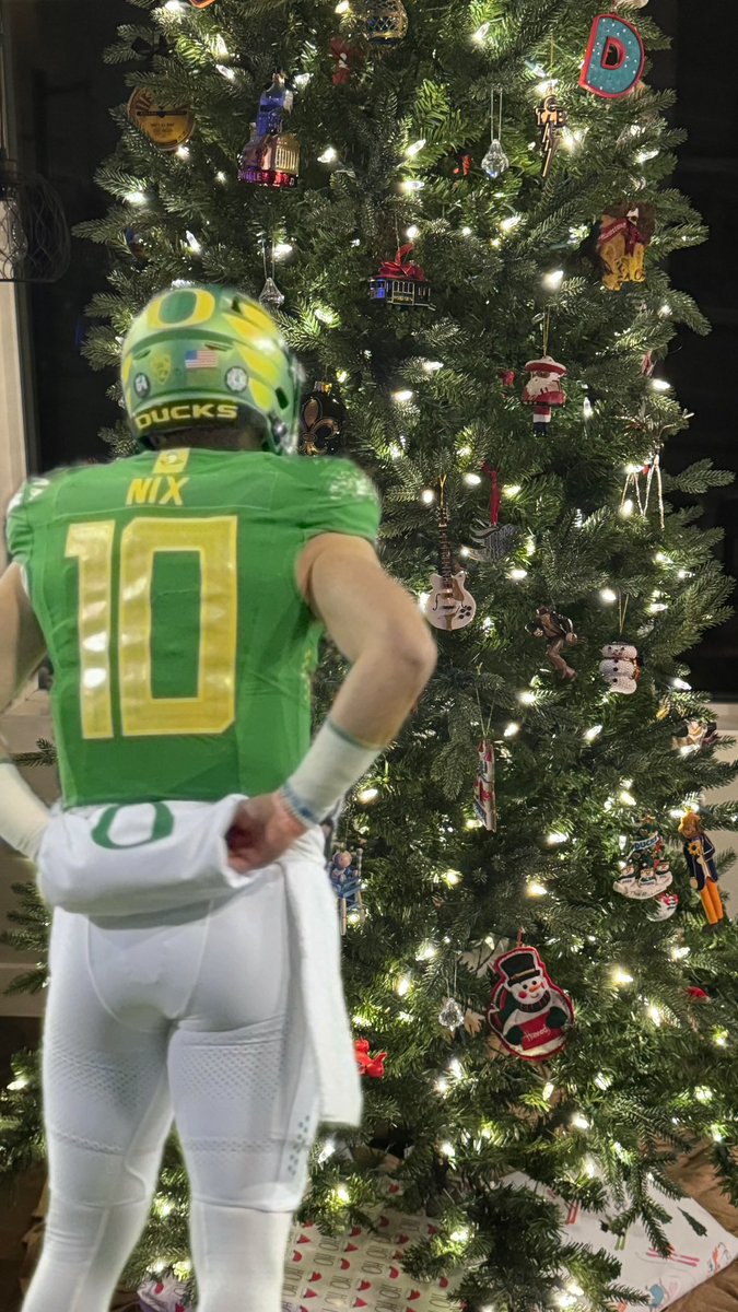Dear Santa: He’s been VERY GOOD all year -
Let’s get the W!  Go Ducks!  #GoDucks <a href="/BoNix10/">Bo Nix</a> <a href="/oregonfootball/">Oregon Football</a> <a href="/US101CountryFM/">US101Country</a>