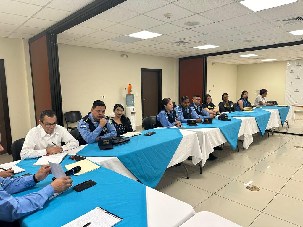 PJdeHonduras's tweet photo. A la reunión de la #CISMVMF asistieron representantes #MP, #ATIC, #PNH, #DPI, #CONADEH, del Programa Presidencial #CiudadMujer, organizaciones como #OMEF y la Red de Mujeres "Manos Unidas" que en conjunto impulsan protocolos para disminuir flagelo de la Violencia Contra La Mujer https://t.co/rlpQzxi3yJ