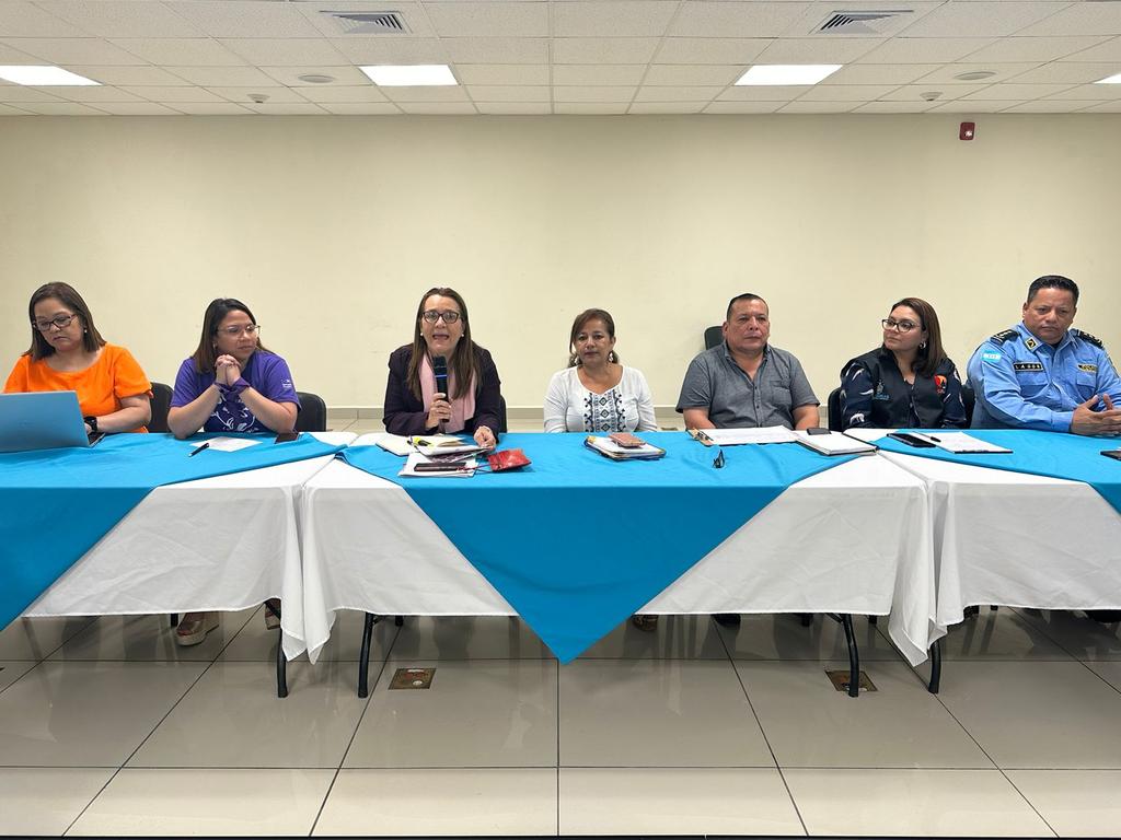 PJdeHonduras's tweet photo. A la reunión de la #CISMVMF asistieron representantes #MP, #ATIC, #PNH, #DPI, #CONADEH, del Programa Presidencial #CiudadMujer, organizaciones como #OMEF y la Red de Mujeres "Manos Unidas" que en conjunto impulsan protocolos para disminuir flagelo de la Violencia Contra La Mujer https://t.co/rlpQzxi3yJ