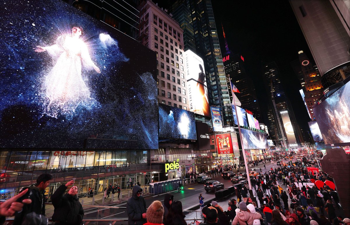 the_churchnews's tweet photo. The Church of Jesus Christ of Latter-day Saints released the 2023 #LightTheWord video message titled “A Silent Night Surprise in Times Square” on Friday, Dec. 1. The video invites all: “This Christmas share His light by letting your light shine.”
The 2023 Giving Machines campaign was globally launched on Monday, Nov. 27, in New York City’s Times Square. That evening for 30 minutes, the digital billboards in Times Square were filled with images of Jesus Christ and His birth and a global invitation for all to light the world.
Learn more about this year's Light the World video and the Times Square billboard takeover:
https://t.co/x4dDOOEARw & https://t.co/3hll4NoNIK
📸: Jeffrey D. Allred, Deseret News