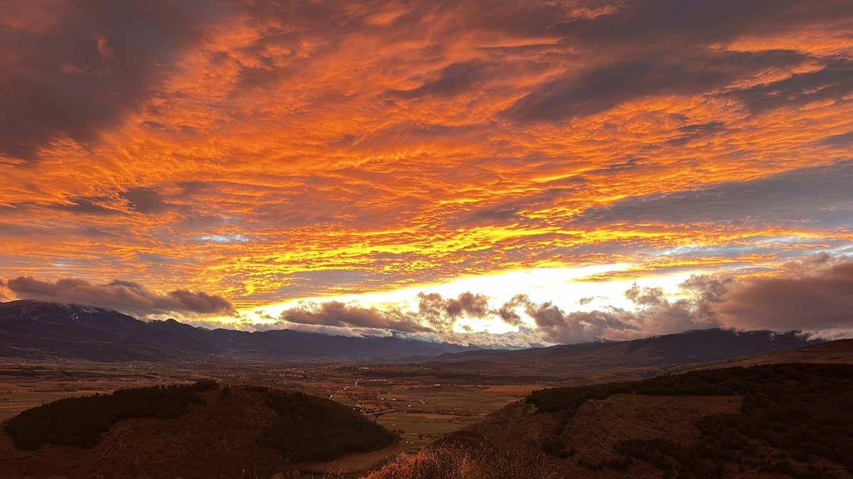 leygue2014's tweet photo. #Estavar 1400m. coucher de soleil en Cerdagne 17:15 5°C après la pluie @MeteoPiri @Meteo_Pyrenees @meteo60 @meteocat @Turisme_Llivia @PirineusDigital @pyrenees_fr @meteofrance @lachainemeteo @LIndep_perpi https://t.co/duSRTAzQlt