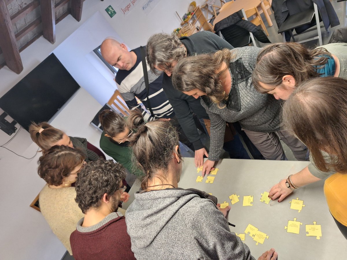 reus_cat's tweet photo. 🗣️ Aquesta setmana ha tingut lloc la primera xerrada del Cicle de xerrades i tallers de les Escoles Bressol Municipals 2023-2024. Va ser a l'EBM el Marfull i la van impartir professionals del SOAF #MasPintat.

#ReusEducació https://t.co/zXIKiPjieH