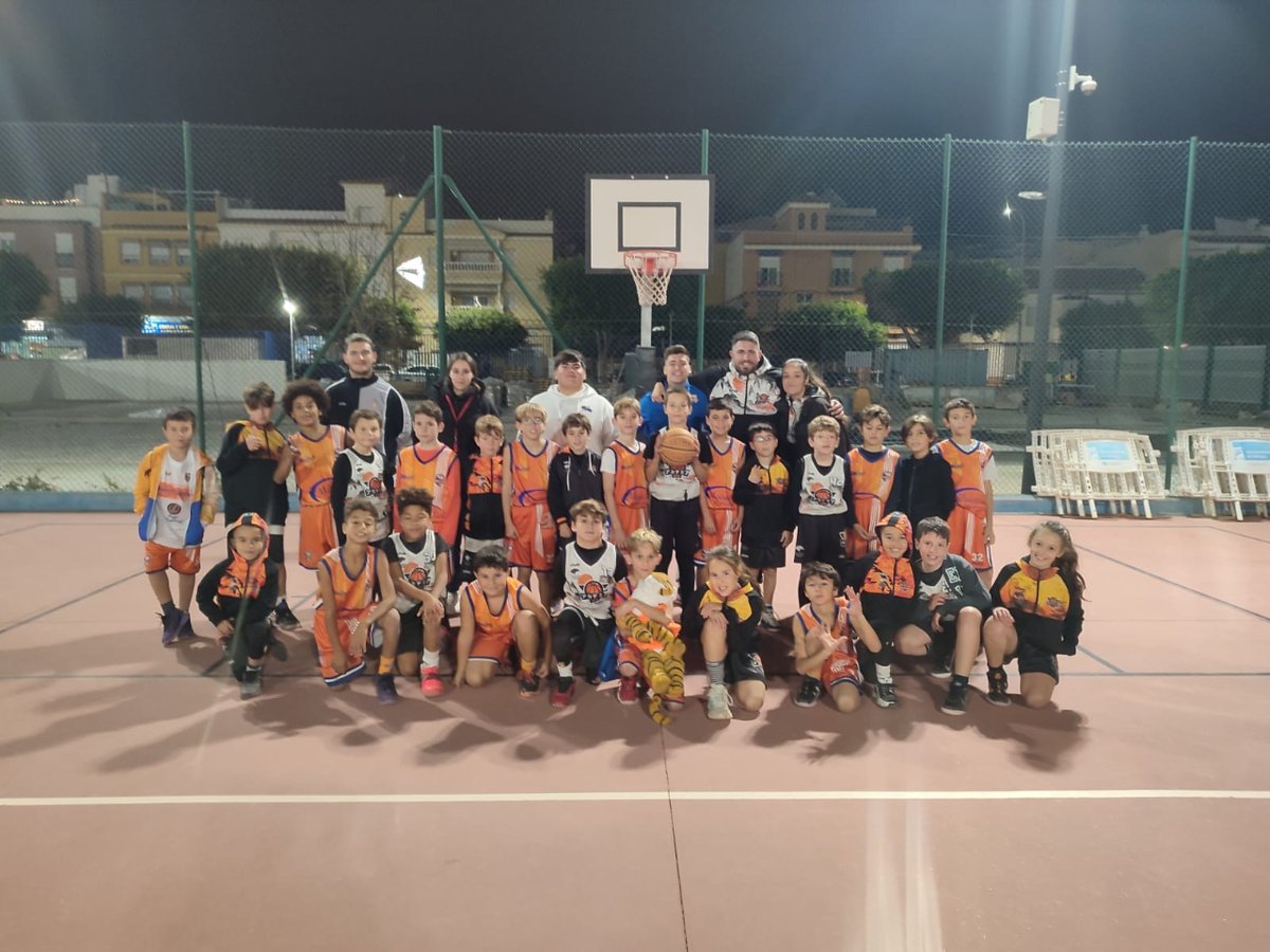 675Academia's tweet photo. ❄️ ¡El frío no ha podido con nuestro #PreminiMixto, que esta tarde ha tenido partido en Ciudad Jardín ante Basket Norte!
Tal y como dice @bernirodriguez5… ¡qué gente más molona tenemos en #Academia675!
🟠⚫️ #EstamosModoZen https://t.co/D05ltDaO4R