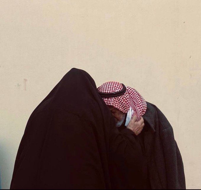 eix6__'s tweet photo. عهدٍ علي ما أسلّم الحزن راسك 
لا مال راسك حزن .. باحط كتفي https://t.co/jZqjjm9IUD