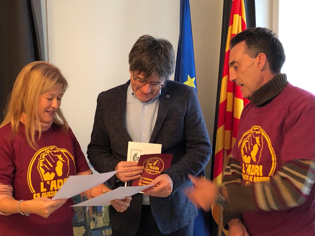 adrinoestassol's tweet photo. Avui hem estat a Waterloo i Brussel. les visitant en @KRLS i @toni_comin. Li hem explicat el cas de l'Adri. També li hem fet arribar el llibre d'@AlertaSolidaria. Ens ha dit que no quedarà cap soldat fora de l'Amnistia. https://t.co/SuejxVNGFm
