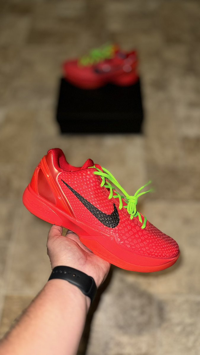 CHINNIE1380's tweet photo. “MERRY CHRISTMAS YOU FILTHY ANIMALS” 🔴🎄🟢
•
#Nike #KobeBryant #Kobe6 #NikeKobe6Protro #ReversedGrinch #BlackMamba #MambaMentality #SHOWbe #ShootingGodLikeKobe #YourSneakersAreDope #KOTD #KickGameProper #ChinnieGotKicks #ChinnieKnows #Humble #SuckerFree #Brooklyn #LoveIsLove https://t.co/2YzoxRPAG9