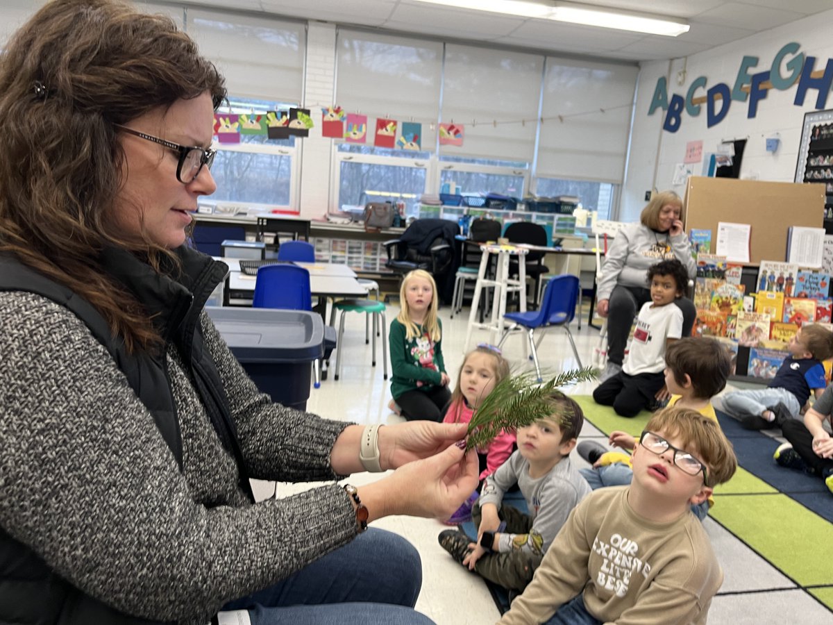 Windsor_CSD's tweet photo. Ag in the Classroom educators from @CCEBroome  spent Friday in 3rd grade classrooms teaching students how sugar is refined from sugar cane, and helping them make edible peppermint playdough. They also gave kindergarten students a lesson on evergreen trees, such as pine and fur. https://t.co/N2zQABZCMO
