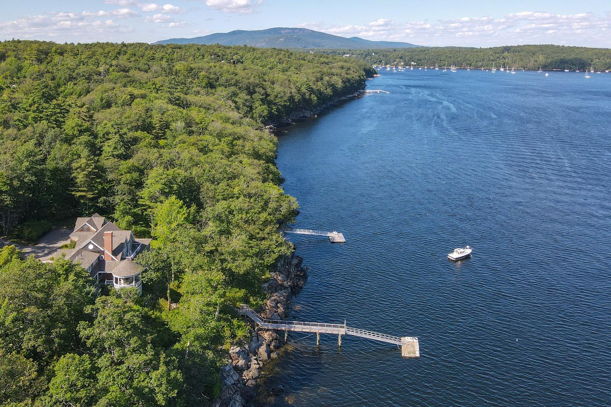 LegacySIR's tweet photo. This stunning 5-bedroom shingle-style oceanfront home in Rockport has sold in time for the holidays! #significantsale 

17 Wildwood Lane, Rockport, #Maine
Sold for $4,950,000
Represented by Brian Wickenden https://t.co/5baWHwu94v