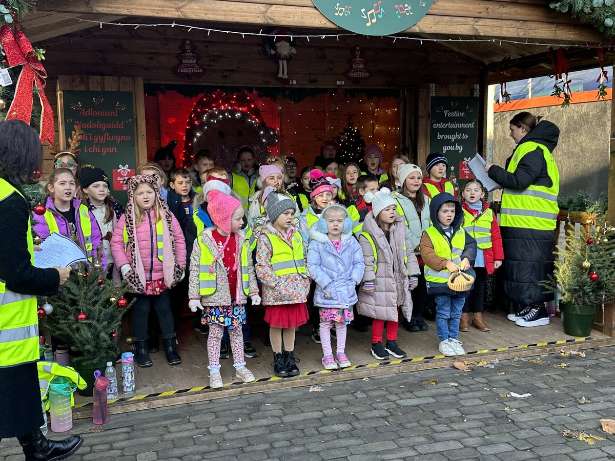 Penclawdd's tweet photo. 🎄Well we celebrated December 1st with some beautiful singing ,as our wonderful choir entertained shoppers & our families in Swansea today . They sang some fabulous jingles ! Thanks for having us @SwanseaCouncil #PencEXP #PencChoir #Penccomm https://t.co/HXP8hEKwKF