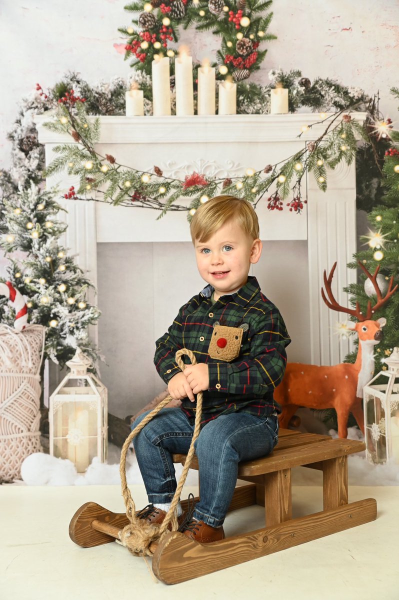 mrsderrett's tweet photo. Hurtling a million miles an hour towards maternity leave, determined to give it 100% while remembering what’s important! The nursery photographer dropping photos like this today certainly helps. Hello December! 🎄😍 https://t.co/eLc3LmVwWP