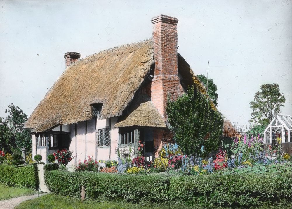PlantingDiaries's tweet image. This extraordinary collection of hand coloured glass lantern slides has recently been added to the RHS digital platform. Commissioned by Edith Carroll Perkins and taken by Eleanor Malby in the 1920s.  292 images of English gardens, some now lost @Missvolare