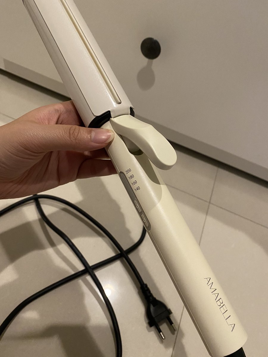 crispypepble's tweet photo. ส่งต่อที่ม้วนผม Amabella 40mm ไม่มีกล่องน้าแม่ทิ้งไปแล้ว😭 สภาพดี พึ่งใช้ไปประมาณเดือนนิดๆคับ ส่งต่อ 450รวมส่ง สนใจเดมมาได้เลยคับ #amabella40mm #amabella #ที่ม้วนผม #เครื่องม้วนผม #ส่งต่อที่ม้วนผม https://t.co/WjBGt4Aoz3