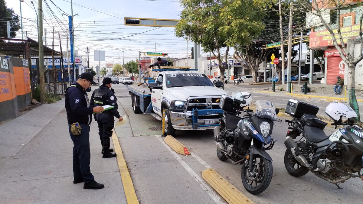 movilidad_leon's tweet photo. De la mano de @vialidad_leon, trabajamos para que se respete el espacio del ciclista 🚴‍♂️ 

Hoy se realizó un operativo en el bulevar Vasco de Quiroga; se multaron a 11 motociclistas que invadieron la ciclovía y se retiraron 3 motos.

¡Evita accidentes y una multa de más de $1,500. https://t.co/YvAA190S6l
