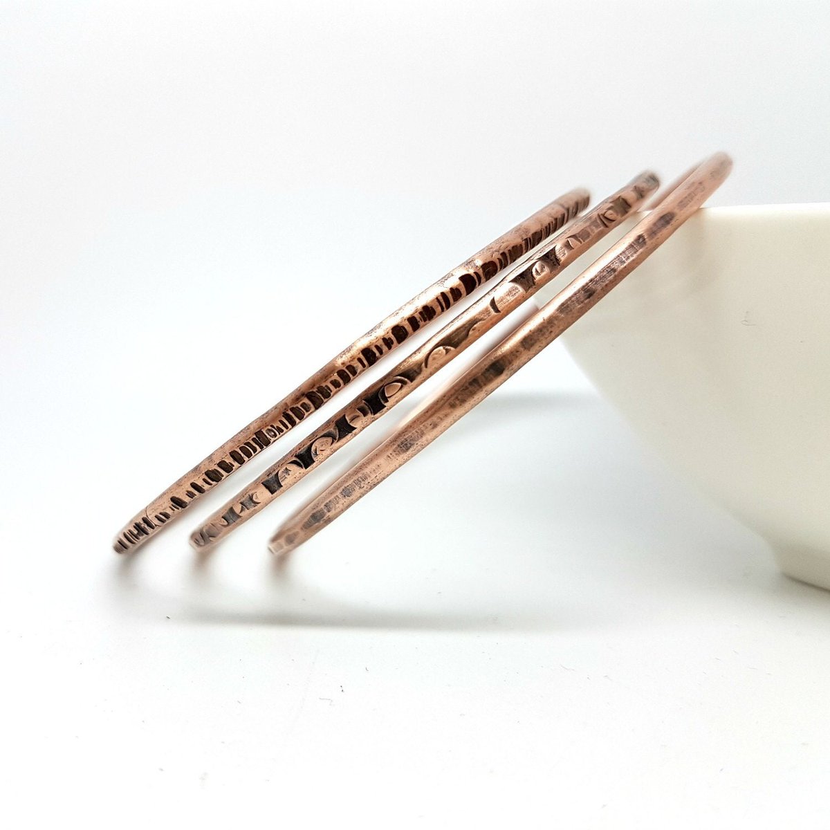MaisyPlum2's tweet photo. Set of 3 Hammered Copper Skinny Stacking Bangles https://t.co/IhSirXXa4A #MHHSBD #Etsy #ShopIndie #UKCraftersHour #MaisyPlum #HandmadeBangles https://t.co/3Bmztudvze