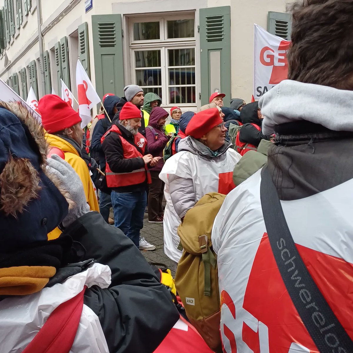 martin2mar's tweet photo. Beim Regierungspräsidium vorbeischauen #gew #streik https://t.co/nopOCgRyna