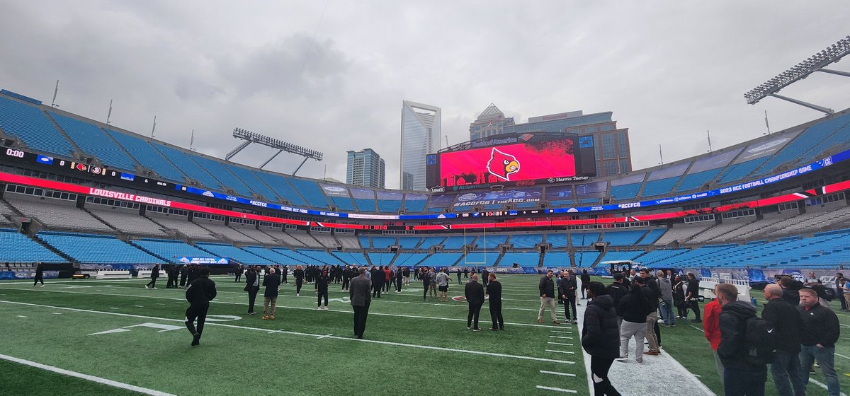 MichaelMcCammon's tweet photo. Louisville has arrived at Bank of America Stadium https://t.co/useU7rm5PK