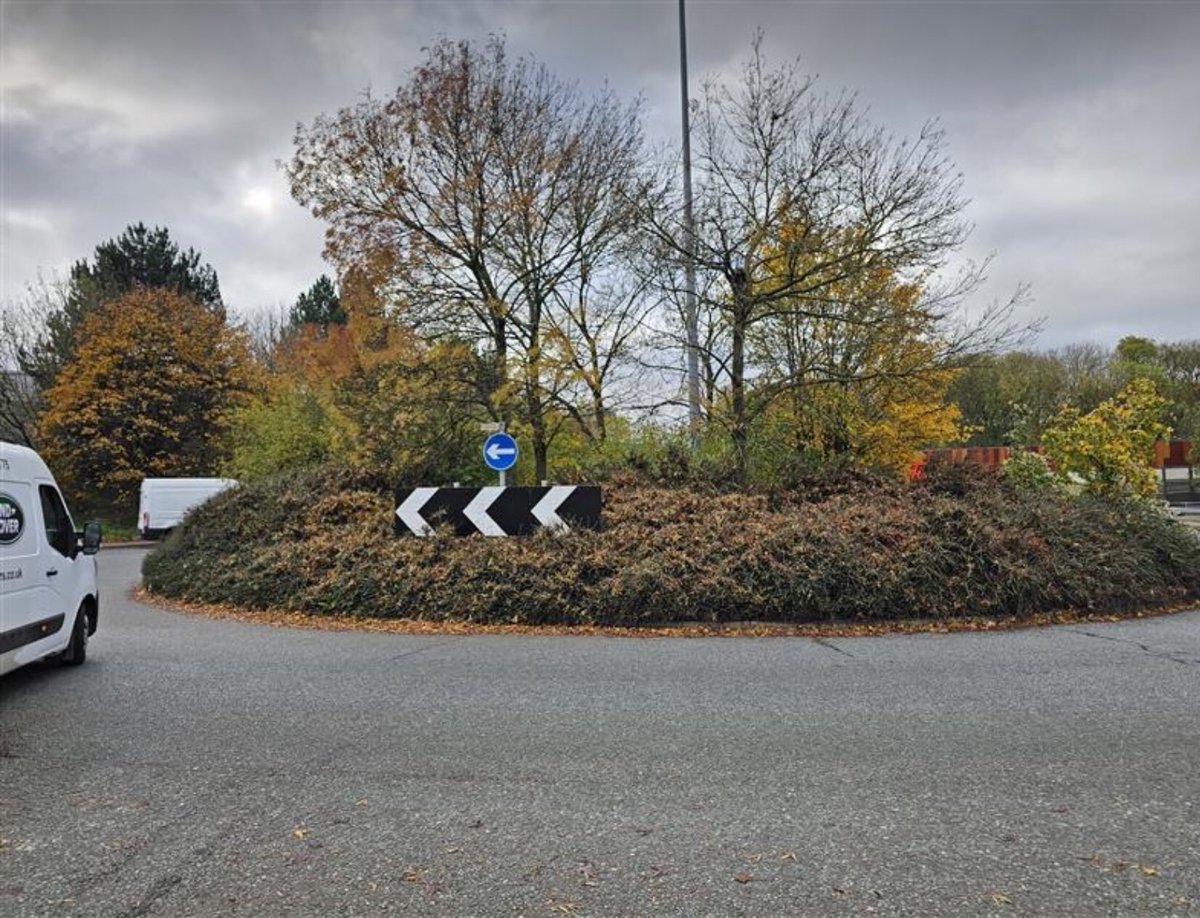 To improve road safety and to restore pride in Harlow 💚 work will be starting soon to clear this roundabout jungle on Edinburgh Way 🔄 🚦 The work will take place overnight after 8pm to minimise disruption to road users