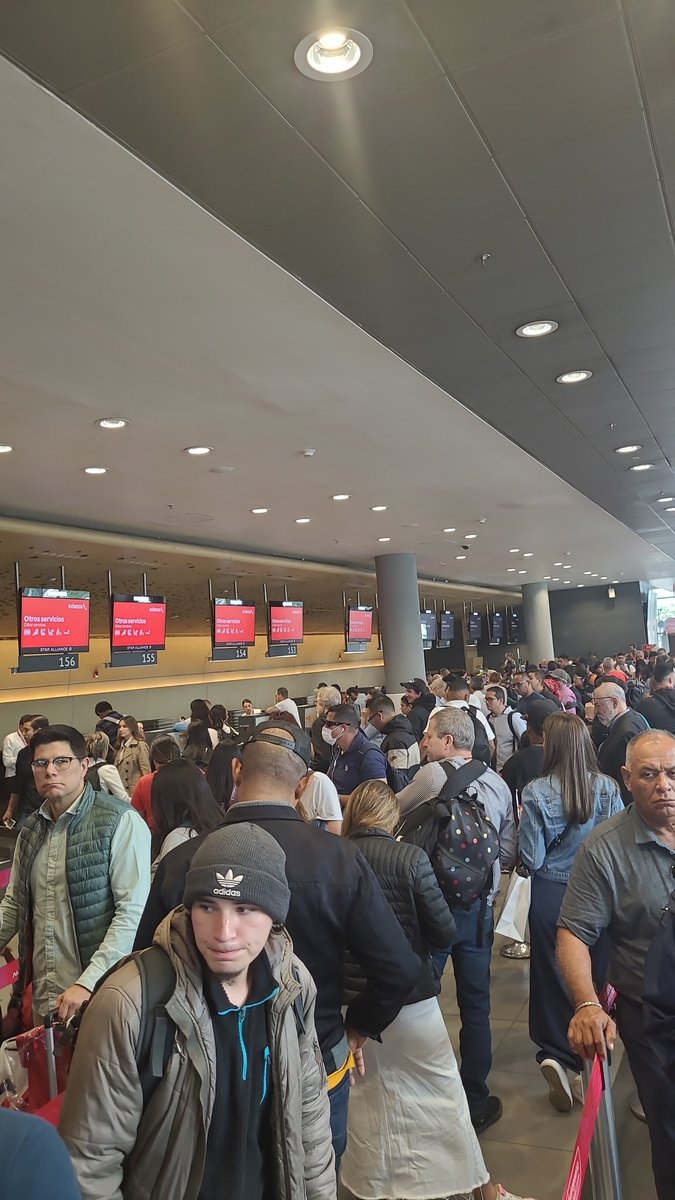 fabuer's tweet photo. Tres horas y media en una fila, para que una "señorita" de @avianca me diga, le sirve o no le sirve viajar. Malparidos!!! https://t.co/wdKTtWXqrK
