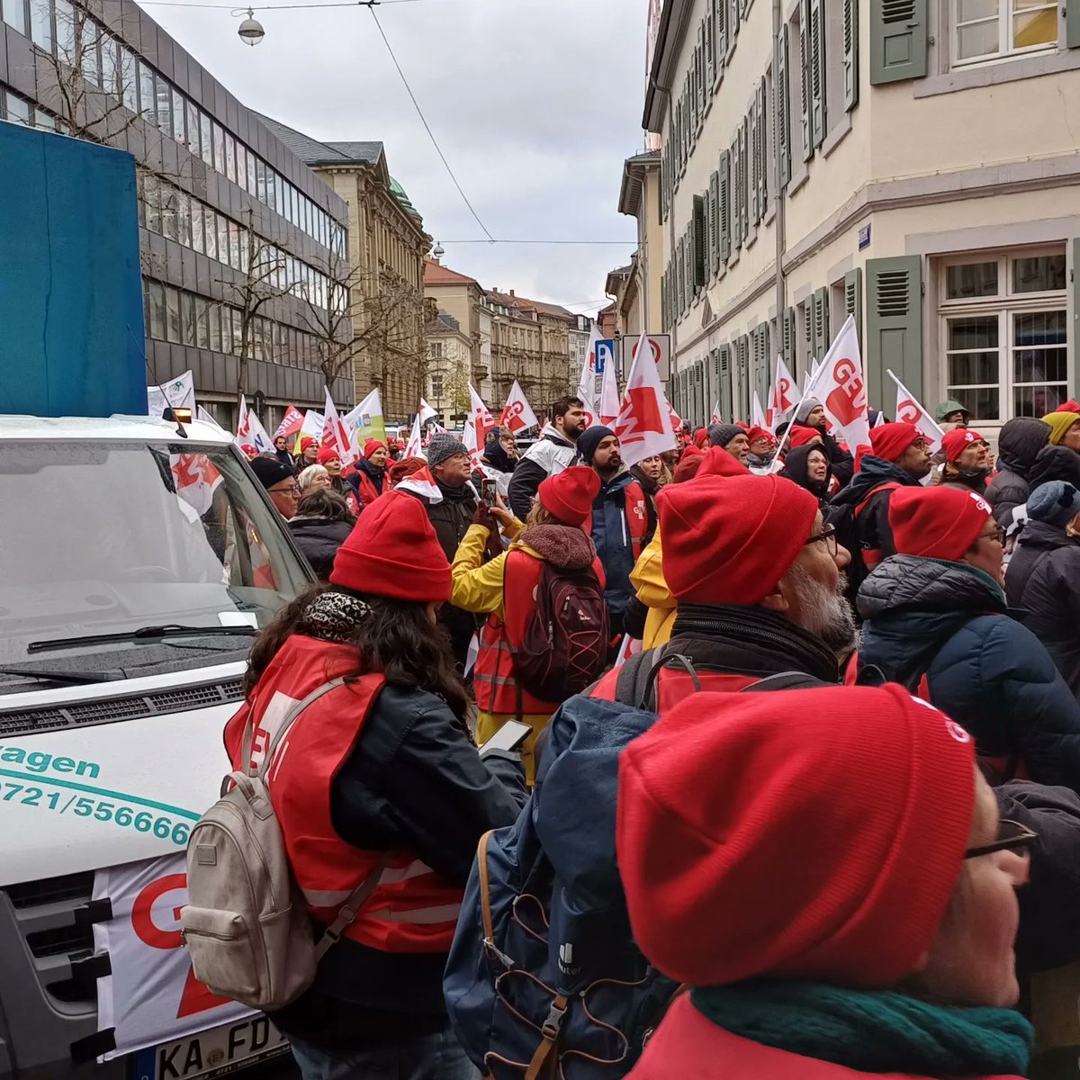 martin2mar's tweet photo. Beim Regierungspräsidium vorbeischauen #gew #streik https://t.co/nopOCgRyna