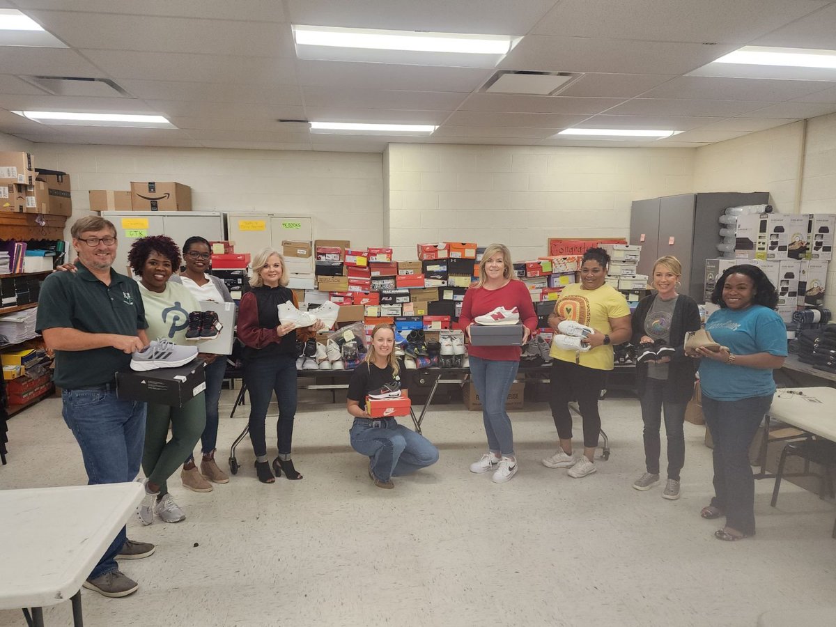 LexRich5Schools's tweet photo. ✨THE SPIRIT OF GIVING: @SEFreightLines recently held a new shoe drive for #LexRich5Schools students. 181 new pairs of shoes for children from preK-12 were collected for our Social Work team to distribute to those in need! Thank you, SE Freight Lines! ♥ https://t.co/nu1Mi49fb7