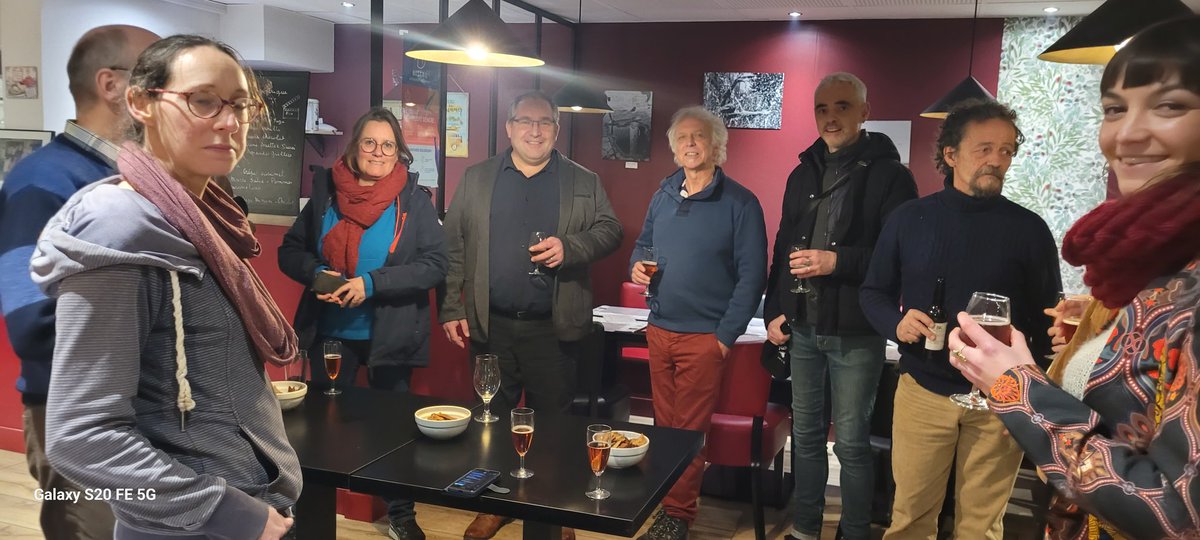 Ouverture du festival du court métrage en langueS de Bretagne ❗️🎬📽
Un grand merci aux bénévoles et aux artistes. Merci à <a href="/GabyCadiou/">Gaby Cadiou</a>  Conseillère régionale de BZH et présidente de la commission jeunesse pour sa présence ce soir. Après le moment convivial, place au cinéma 🎥