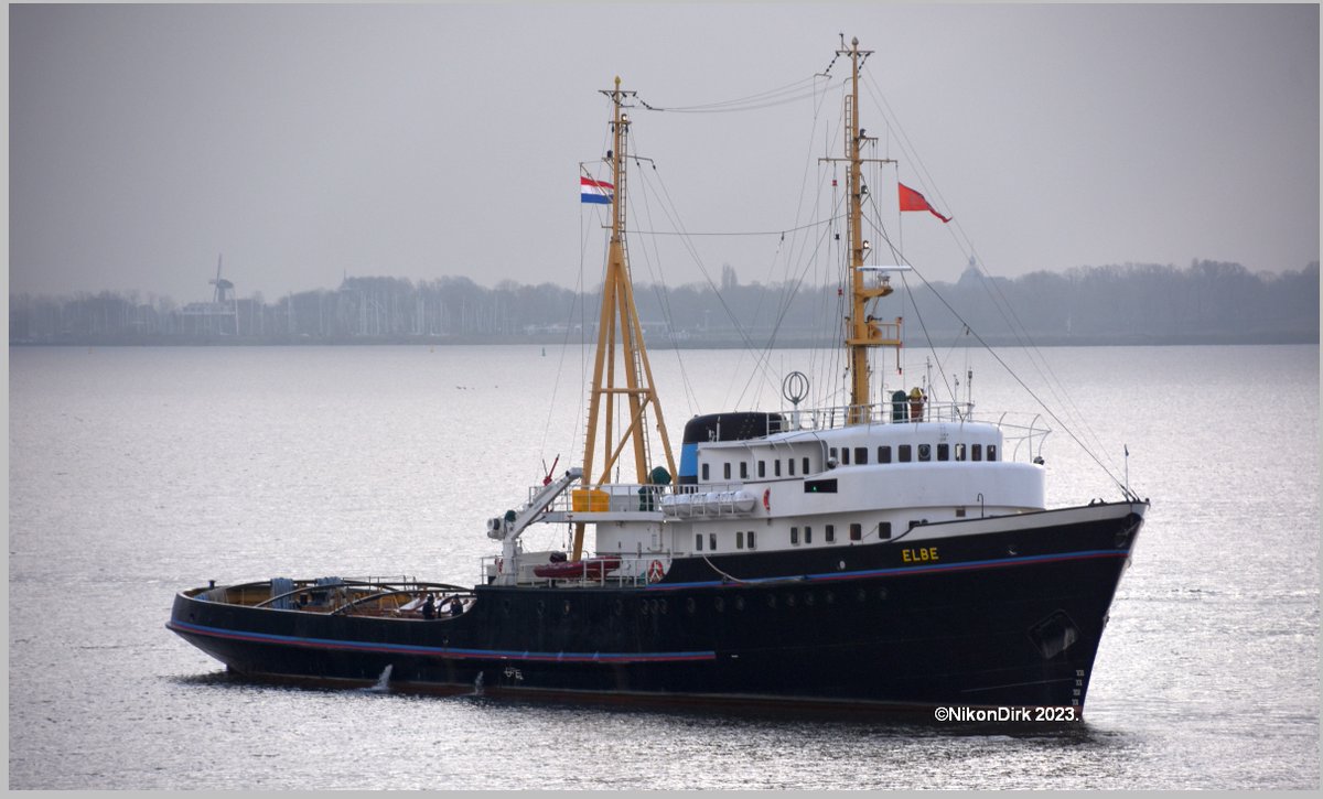 Zeesleper #Elbe (1959), wachtend op het Hollands Diep voor een opening van de #Haringvlietbrug. <a href="/elbe1959/">Zeesleper Elbe</a>