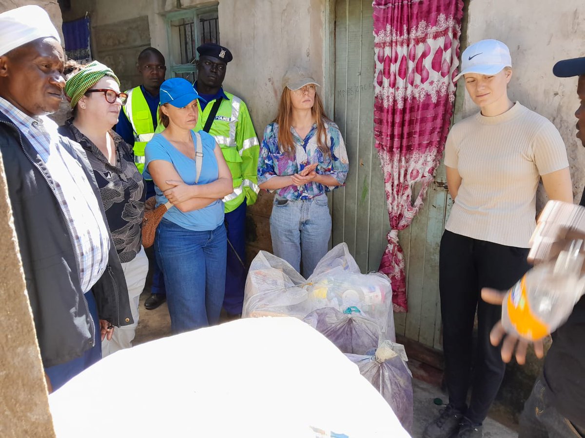 DandoraHHC's tweet photo. Shukran jeshi ya Danish environment protection Agency for passing by today to one of our @CustomerBora kiosks,
Went through the whole process of how Taka bank operates, definitely one of the best solution for Waste management

#DhcDoing https://t.co/coF5B2e4lx
