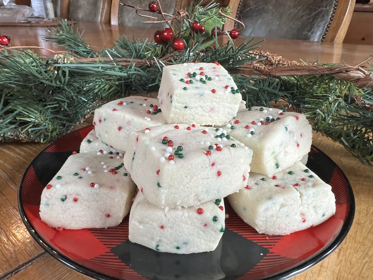 Day 1 of our 12 Days of Cookies... Christmas Shortbread Cookies... rockymountainlodge.com/recipe/christm… #christmascookies #cookieexchange #shortbreadcookies #holidaycookies #cookieswap #christmasshortbread