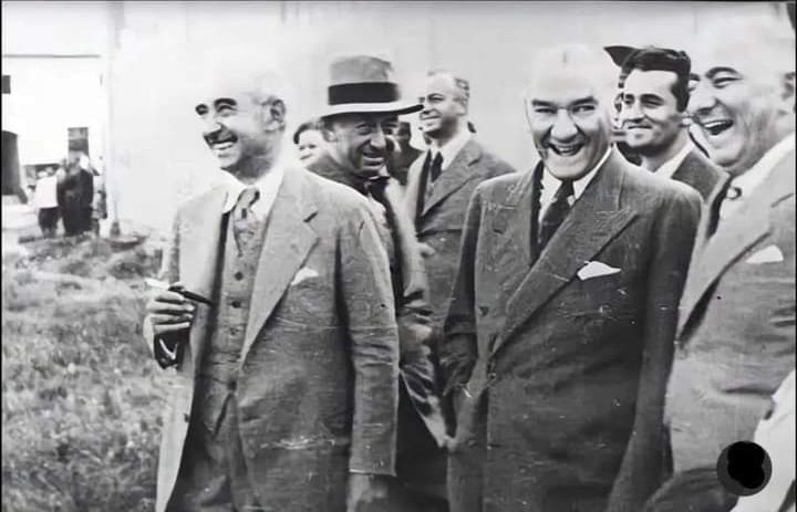 Kim espri yaptı bilmiyoruz ama ortaya böyle ölümsüz bir kare çıkmış...