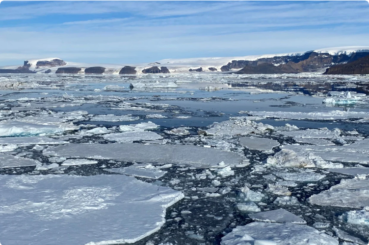 When we lose Antarctica - we lose Earth as a livable planet
A ‘once every 7.5 million years’ event in Antarctica has happened this year in Antarctica 

Antarctica's sea ice is hitting record lows, with  2.3 million sq km less than the 1981-2010 average.

news.yahoo.com/once-every-7-5…