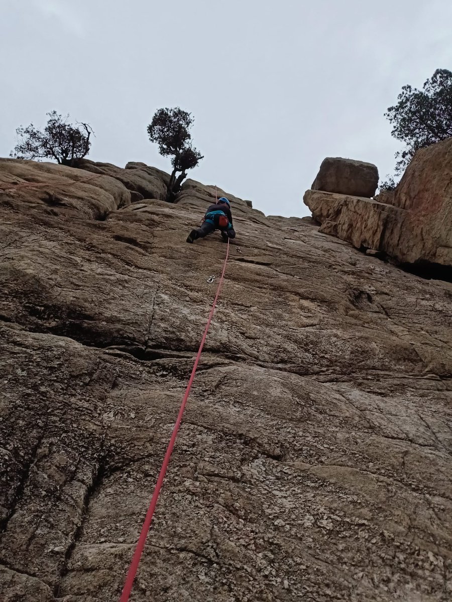 msoengs's tweet photo. Tarda, tot i l'amenaça de pluja, d'escalada. Entrenament d'adherència i tècnica. #cellecs @gdmcat @ACEMataro https://t.co/ZdU8htM7cP