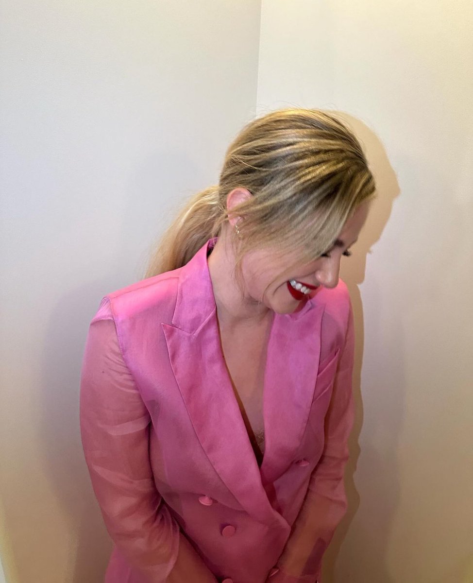 classyreinhart's tweet photo. i love these kinds of photos of her😭🩷 https://t.co/7Bs44XX8yt