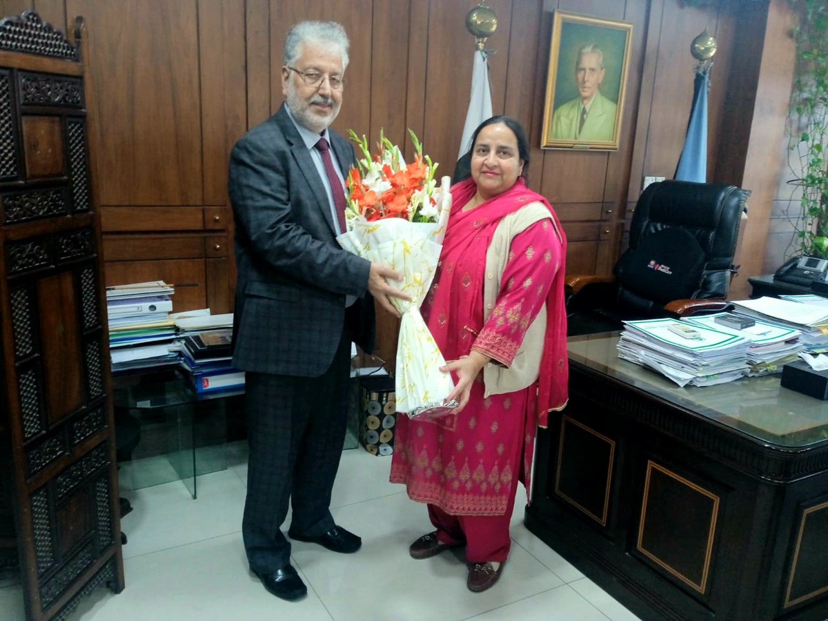 gcwufedupk's tweet photo. Vice Chancellor GCWUF Prof. Dr. Zill-i-Huma Nazli called on Chairman HEC Prof. Dr. Mukhtar today at HEC and presented the progress report of the university to the honourable Chairman. 
#GCWUF #gcwufofficial #womenuniversity https://t.co/Nz5DulyduW