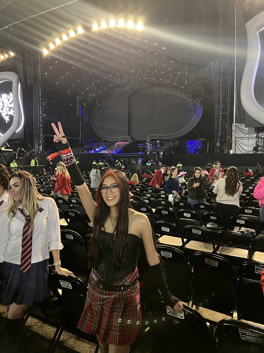 alexamelu's tweet photo. @DulceMaria espere mucho tiempo para poder estar aquí, poder ver a RBD por primera vez y verte a ti por segunda vez fue increíble. Fue uno de los mejores días de mi vida✨
Tú me salvaste y me enseñaste que nunca pare de soñar y aquí estoy cumpliendo uno de mis sueños, te amo❤️❤️ https://t.co/QR35SKt31L
