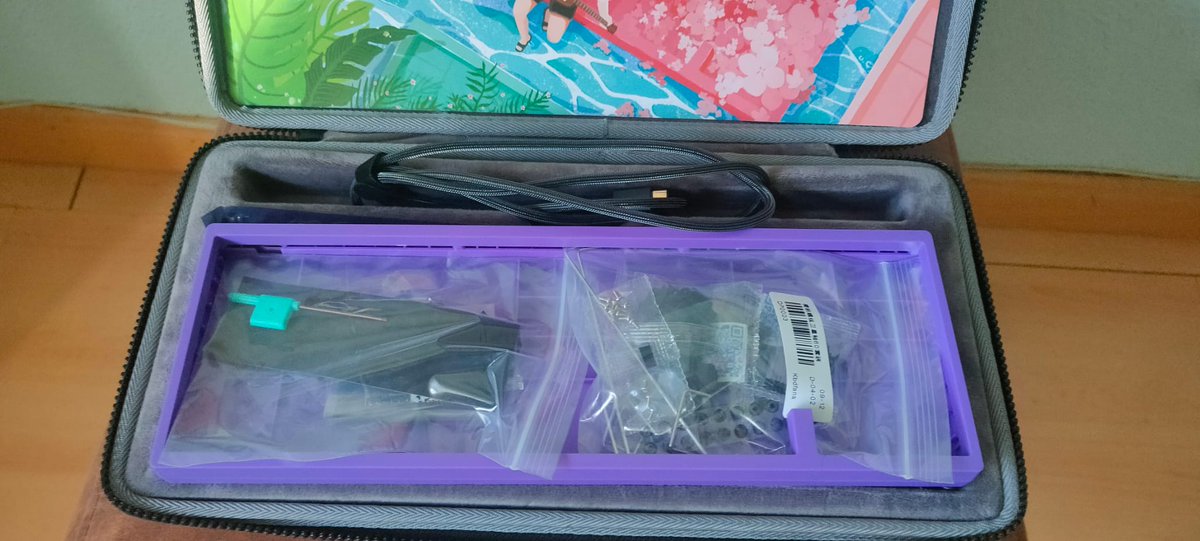 Mrhat_KC's tweet photo. EN VENTA!
KBD67 R4 LITE VIVID VIOLET 
(85€ URGE) 
Kit completo 
maleta incluida. 
POM PLATE 
ANSI HOTSWAP https://t.co/tcJMdtOHtj