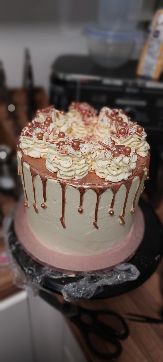 jobobertson's tweet photo. Haven't baked in a while...had a great day although not sure my hands will work tmrw and I can't stand up straight 🙃 #selfcare #lovetobake #yumyum https://t.co/0Ti2Pb1dGM
