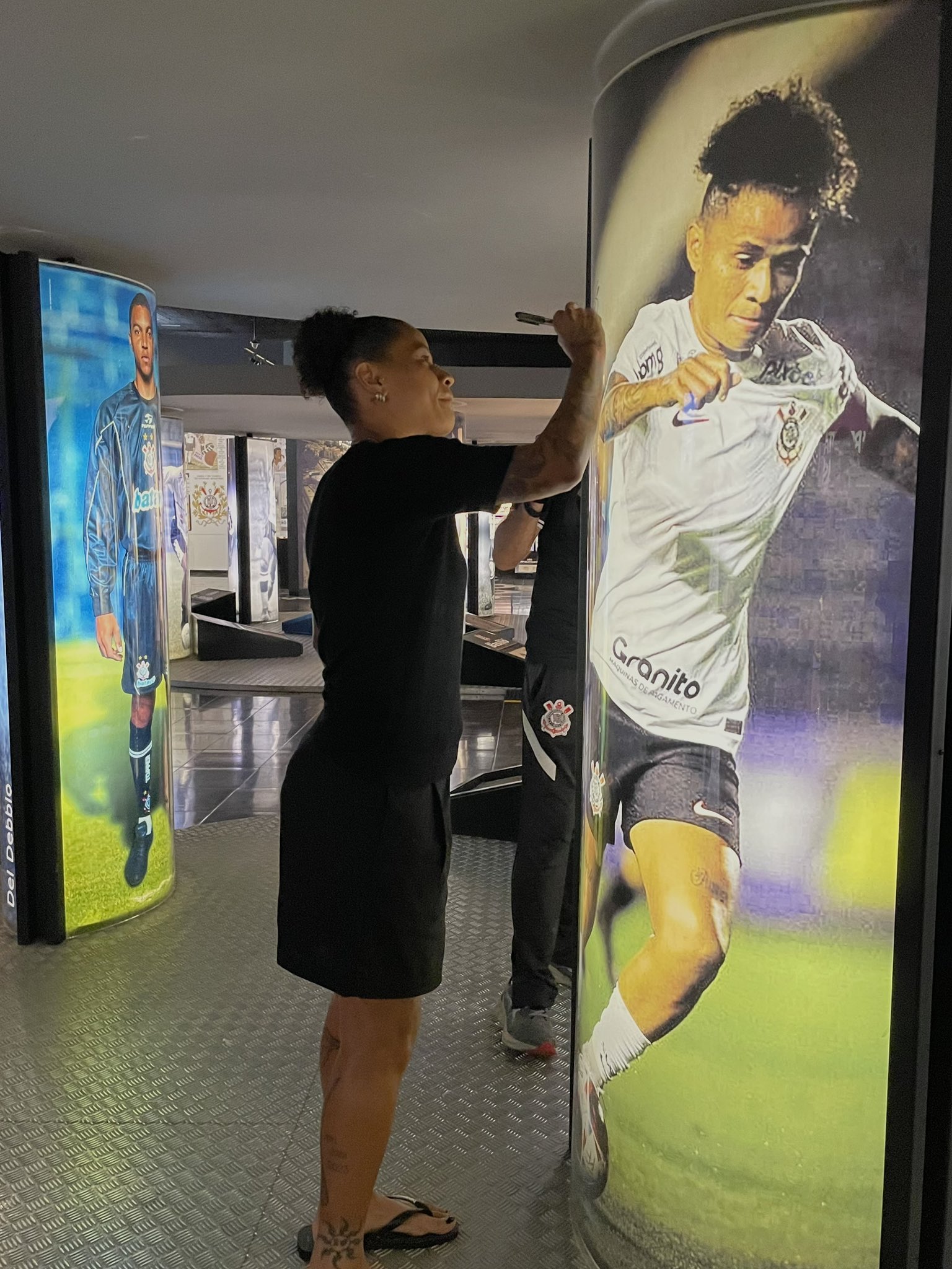 ELA MERECE! Grazi recebe homenagem do Corinthians