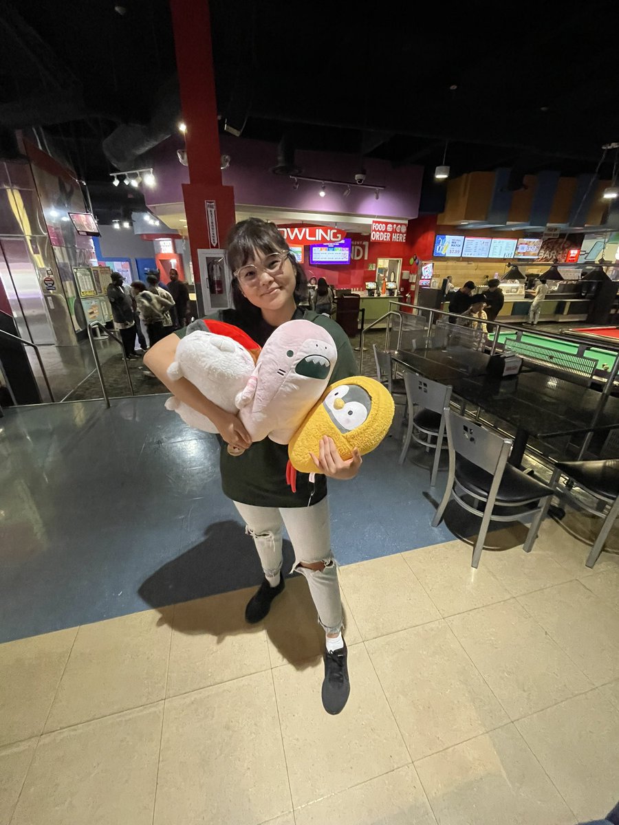 my ep of bugs bunny builders is streaming on MAX and it’s about my favorite thing: claw machines!! as proof, here’s a pic from my last trip to round 1 :’)