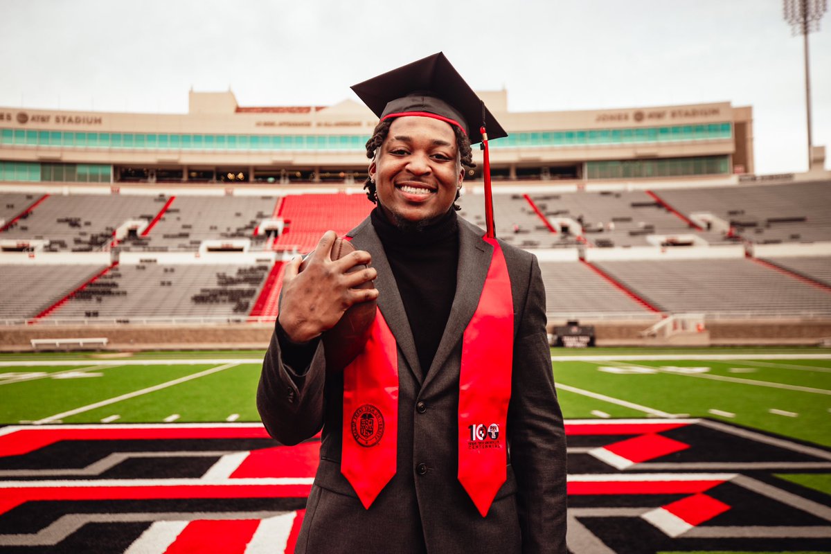 “Education is the passport to the future, for tomorrow belongs to those who prepare for it today” 👨🏾‍🎓

• Bachelor in Arts and Sciences 
• Degree ( Sports Management ) 

#DegreeMe #FallGraduate