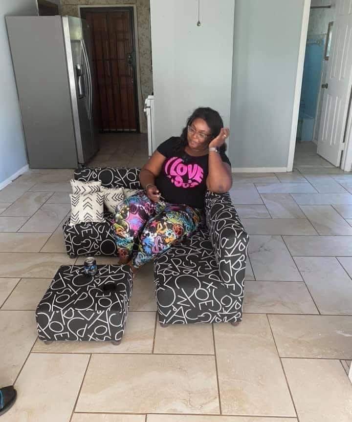 RoyIsThaTruth's tweet image. My auntie bought a living room set online for Black Friday from TEMU 🤦🏾‍♂️
This wild af🤣🤣