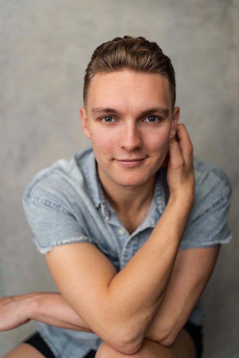 A little headshot update 📸! Thank you <a href="/yellowbellyfoto/">YellowBellyPhoto</a> 🖤💛!