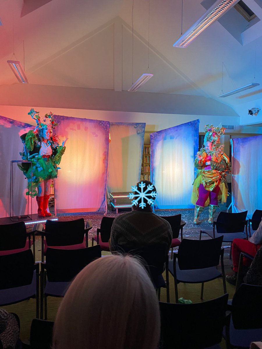 Che_Welch's tweet photo. The Likely Story Theatre @RiscaLibrary were amazing! 

The story of ‘Lost Christmas’ and the battle between the Oak Queen and the Holly Queen was such good fun! 

Diolch / Thank you for a lovely show ✨🎄🎭 https://t.co/u7XvOWcPFo