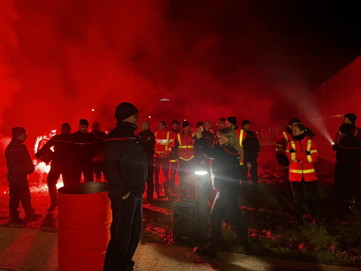 camille_petron's tweet photo. 🚒 Quand les #pompiers sonnent l’alarme c’est que le malaise est palpable !
Quel #ServicePublic de l’assistance et du secours veut-on pour @lamayenne ?
Casernes vides ? ❌
Sapeurs pompiers épuisés ?❌
Perte de sens à l’engagement ? ❌
🚨Il y a urgence à entendre les sirènes !! https://t.co/lfUTbDP6xu