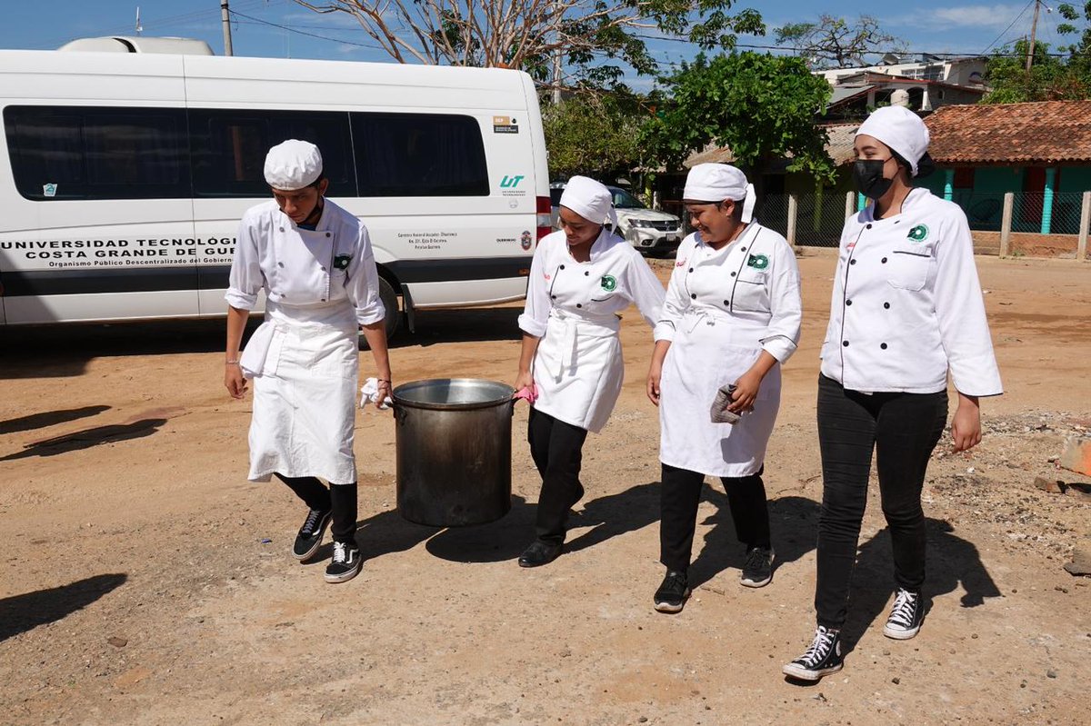 INGE_OPD's tweet photo. Para garantizar la seguridad alimentaria y la salud de la población, como lo la instruido la Gobernadora, Evelyn Salgado Pineda, familias de Agua Zarca en Coyuca de Benítez, recibieron alimentos calientes con un menú especial para infantes y adultos. https://t.co/ZVAZRXza8O