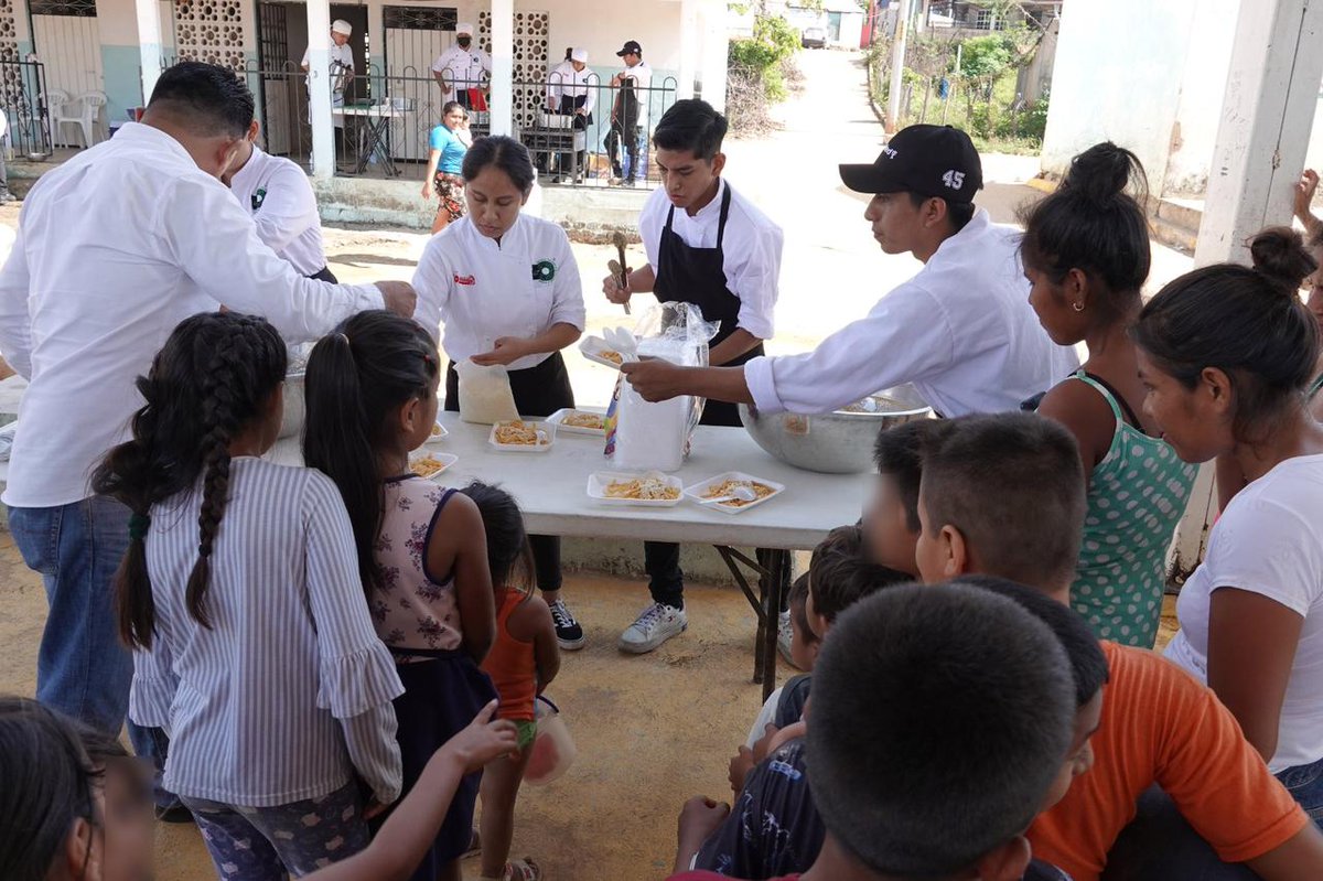 INGE_OPD's tweet photo. Para garantizar la seguridad alimentaria y la salud de la población, como lo la instruido la Gobernadora, Evelyn Salgado Pineda, familias de Agua Zarca en Coyuca de Benítez, recibieron alimentos calientes con un menú especial para infantes y adultos. https://t.co/ZVAZRXza8O