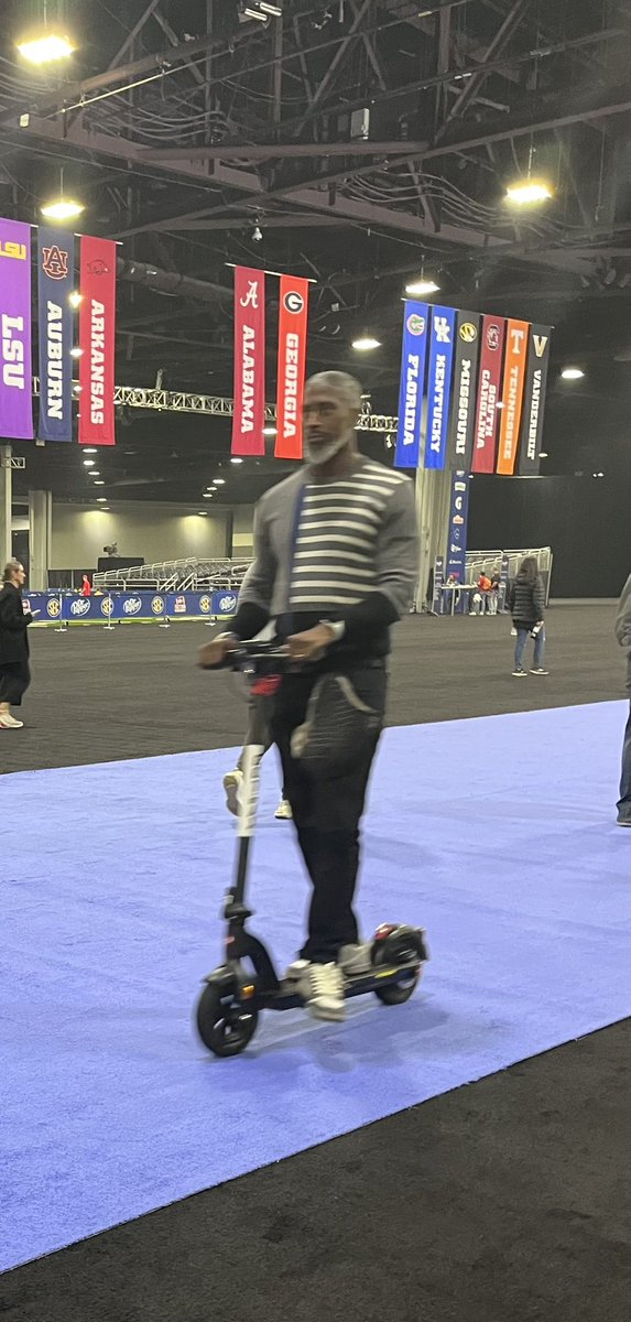 BassinDawg's tweet photo. Tide alum/Aint Roman Harper zoominβ around the #SECFanfare
π―πΆππ #GoDawgs #SECChampionship https://t.co/r8oUZYPGF0