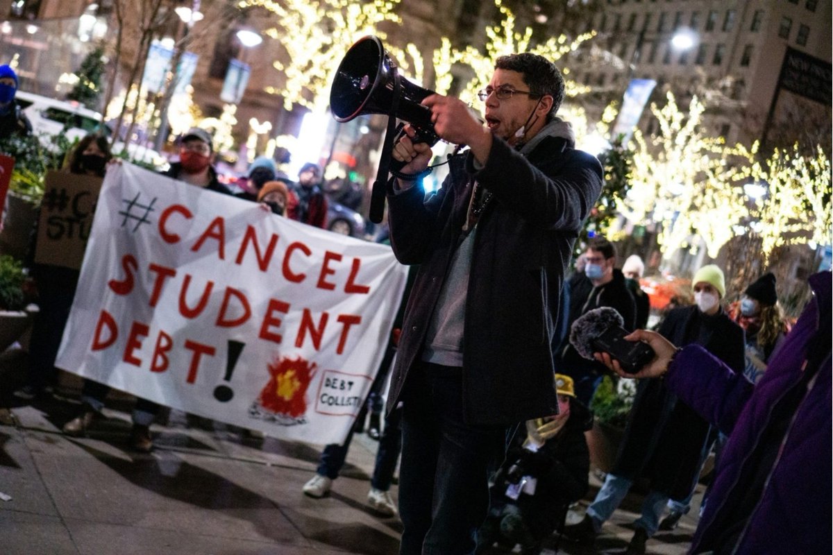 DefensaEdCL's tweet photo. [REPORTAJE] El impacto de Chile en la lucha mundial: Miembro de Debt Collective elogió la RESISTENCIA DE LOS DEUDORES ✊

Jason Thomas Wozniak es miembro de Debt Collective (Strike Debt) movimiento social que lucha contra las deudas por educación 🇺🇸

Nota: https://t.co/HXrIRTKCZn https://t.co/wjYKpJ86WY